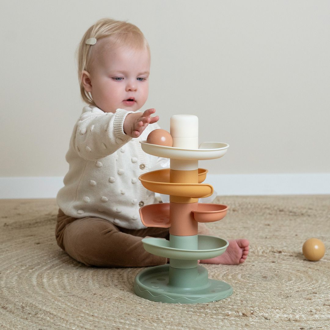 Kuglebane til gulvet, grøn - Barn leger med farverig kuglebane og ser bolden rulle ned af spiraltårnet.