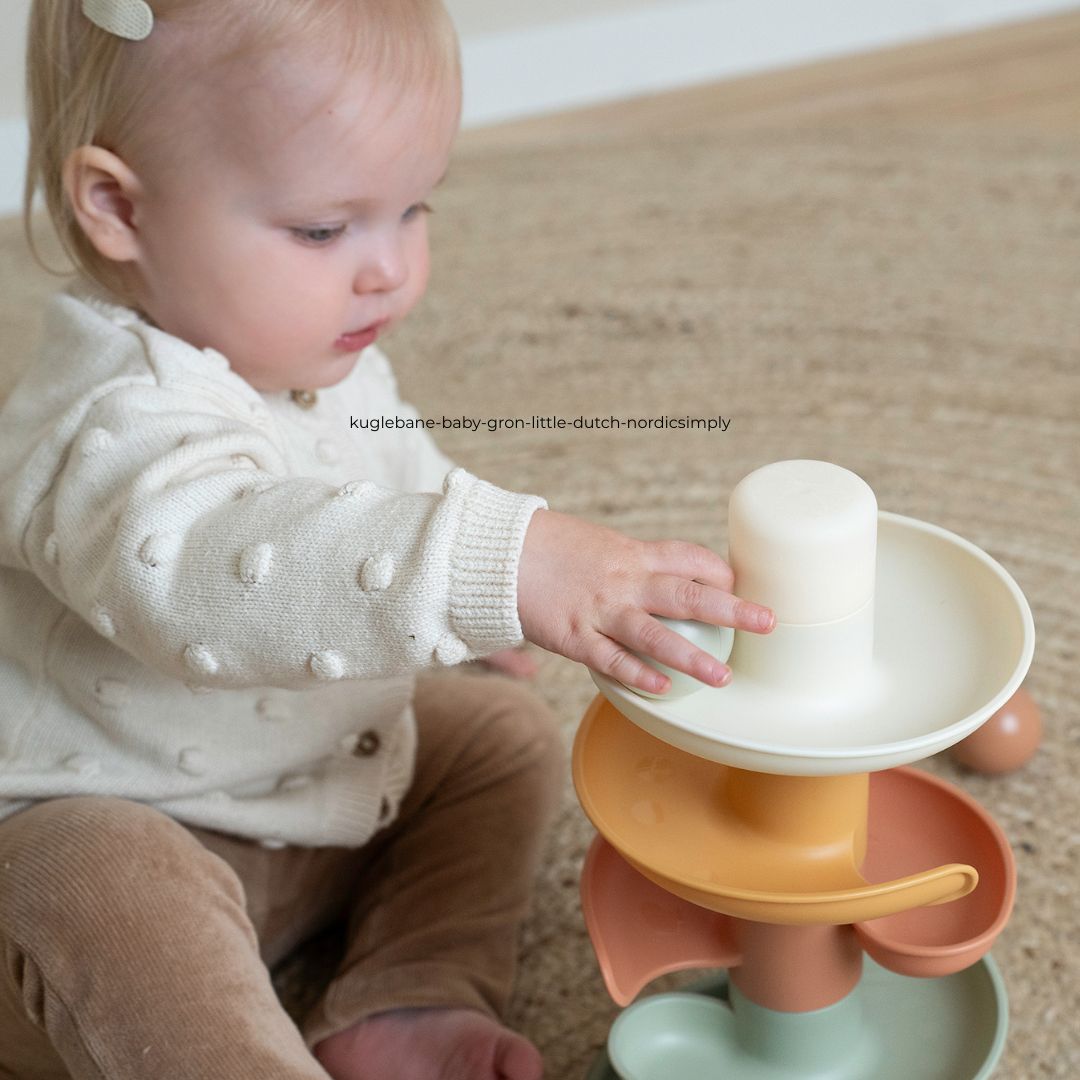 Kuglebane til gulvet, grøn - Barn leger med farverig kuglebane i bløde dele.