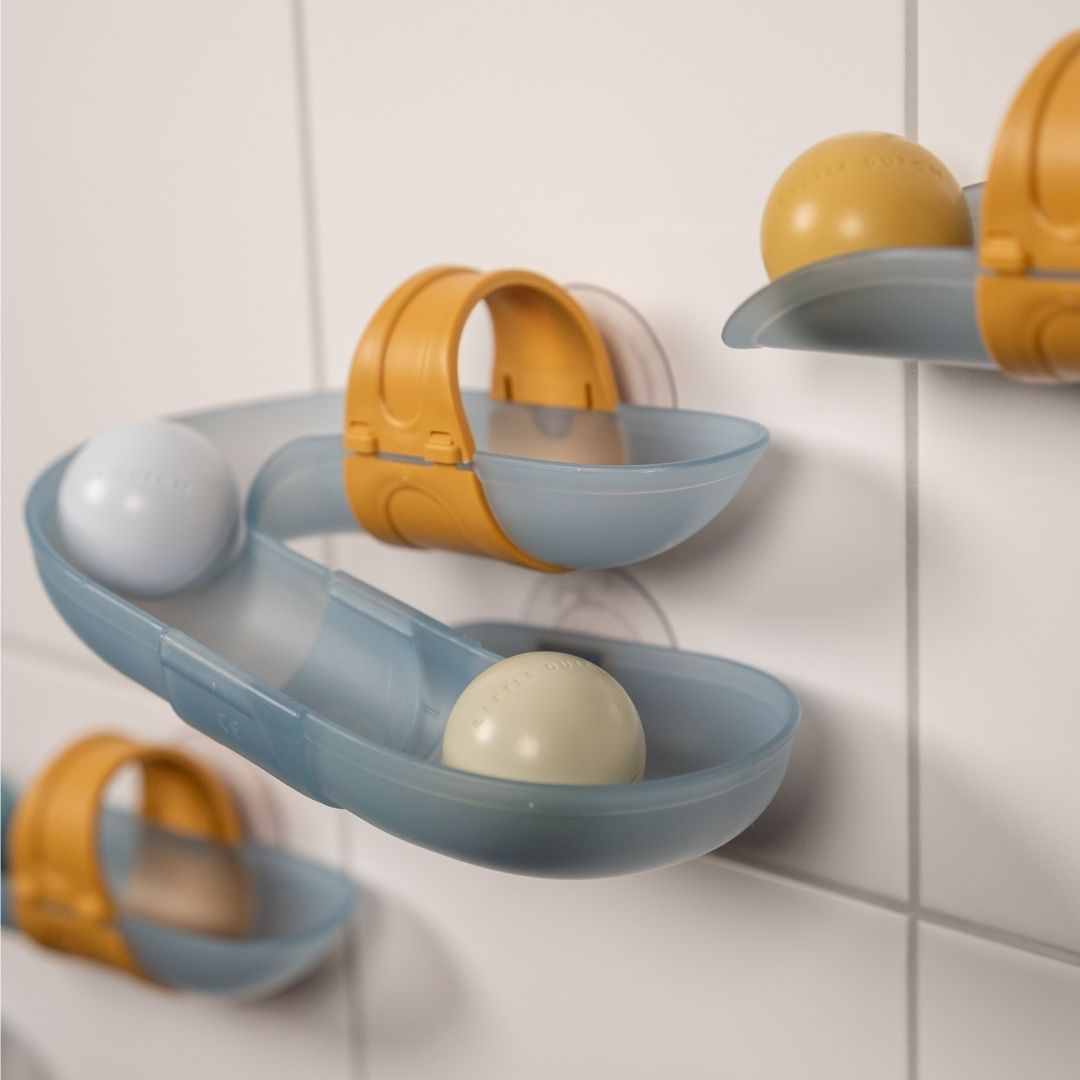 Kuglebane i blå med sving og bolde til leg i badet fra Little Dutch, set fra sving, fås hos Nordic Simply