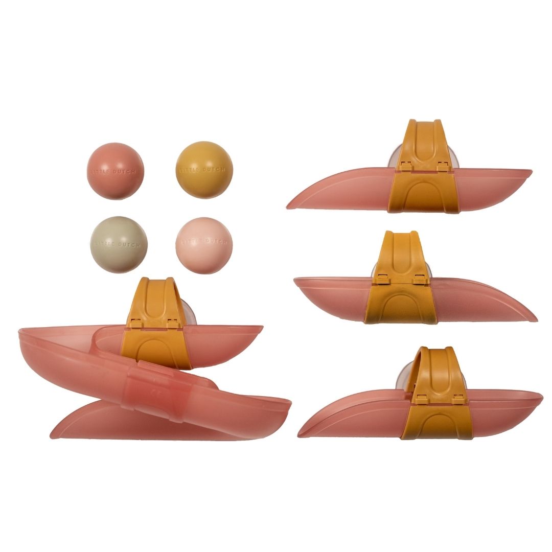 Kuglebane i rosa med sving og bolde til leg i badet fra Little Dutch, set på hvid baggrund, fås hos Nordic Simply