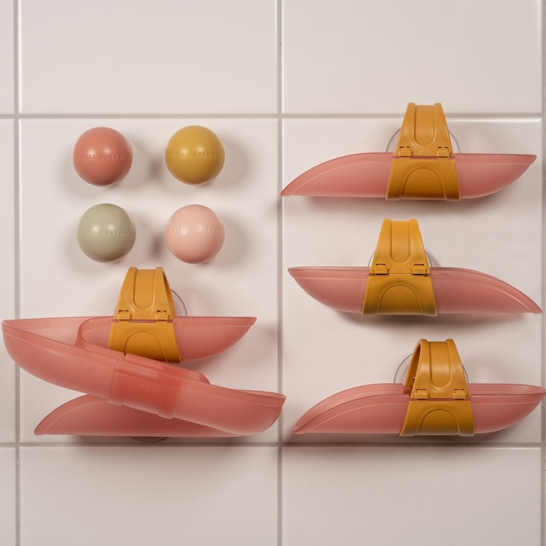 Kuglebane i rosa med sving og bolde til leg i badet fra Little Dutch, fås hos Nordic Simply