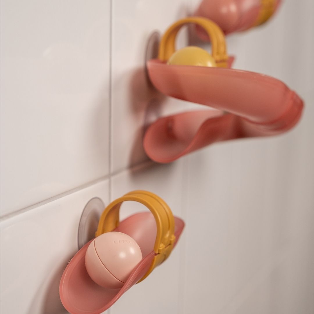 Kuglebane i rosa med sving og bolde til leg i badet fra Little Dutch, set fra sving, fås hos Nordic Simply