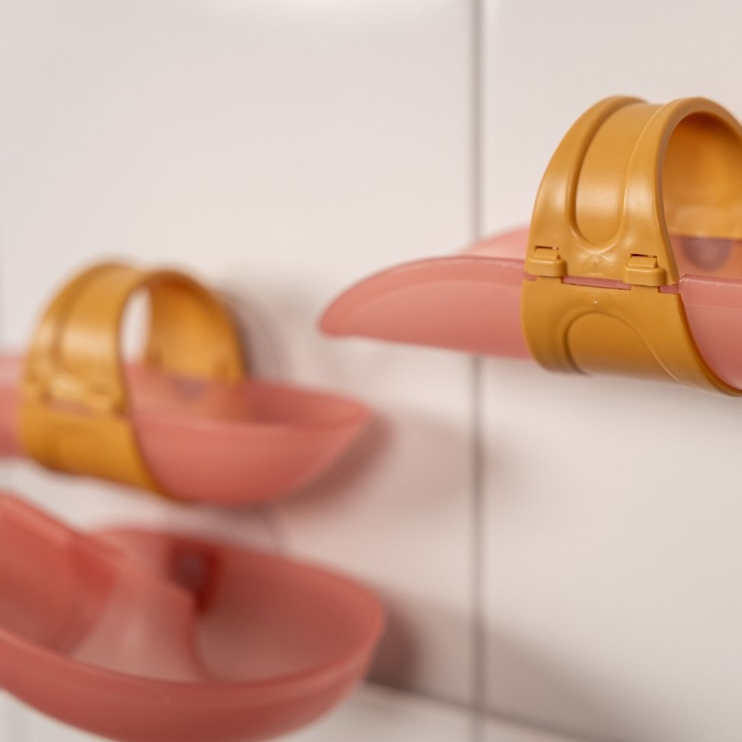 Kuglebane i rosa med sving og bolde til leg i badet fra Little Dutch, set på hvide klinker, fås hos Nordic Simply