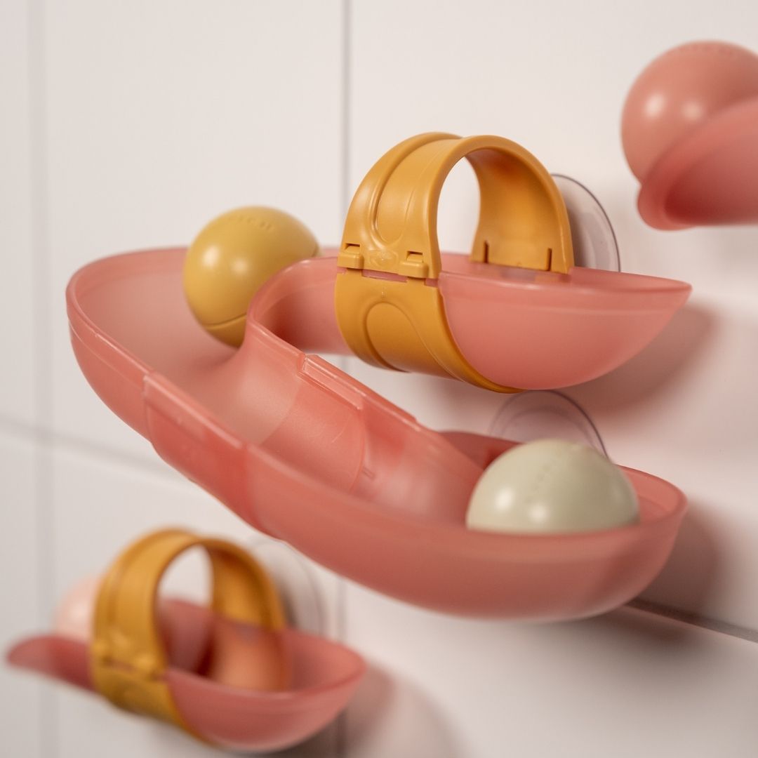 Kuglebane i rosa med sving og bolde til leg i badet fra Little Dutch, set tæt på, fås hos Nordic Simply