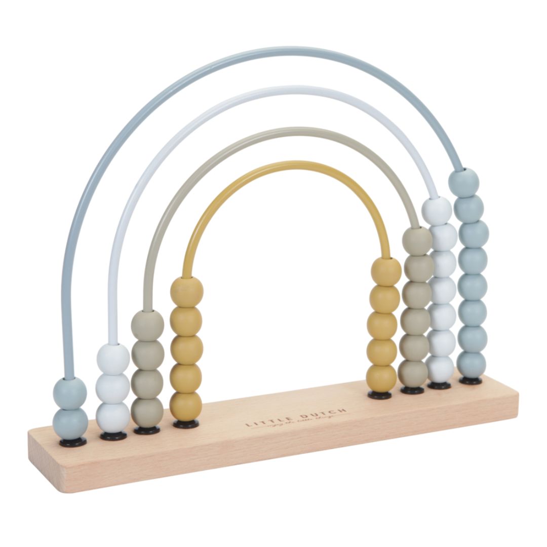 blå kugleramme formet som regnbue med træperler fra Little Dutch, perfekt til læring og udvikling af børns finmotorik.