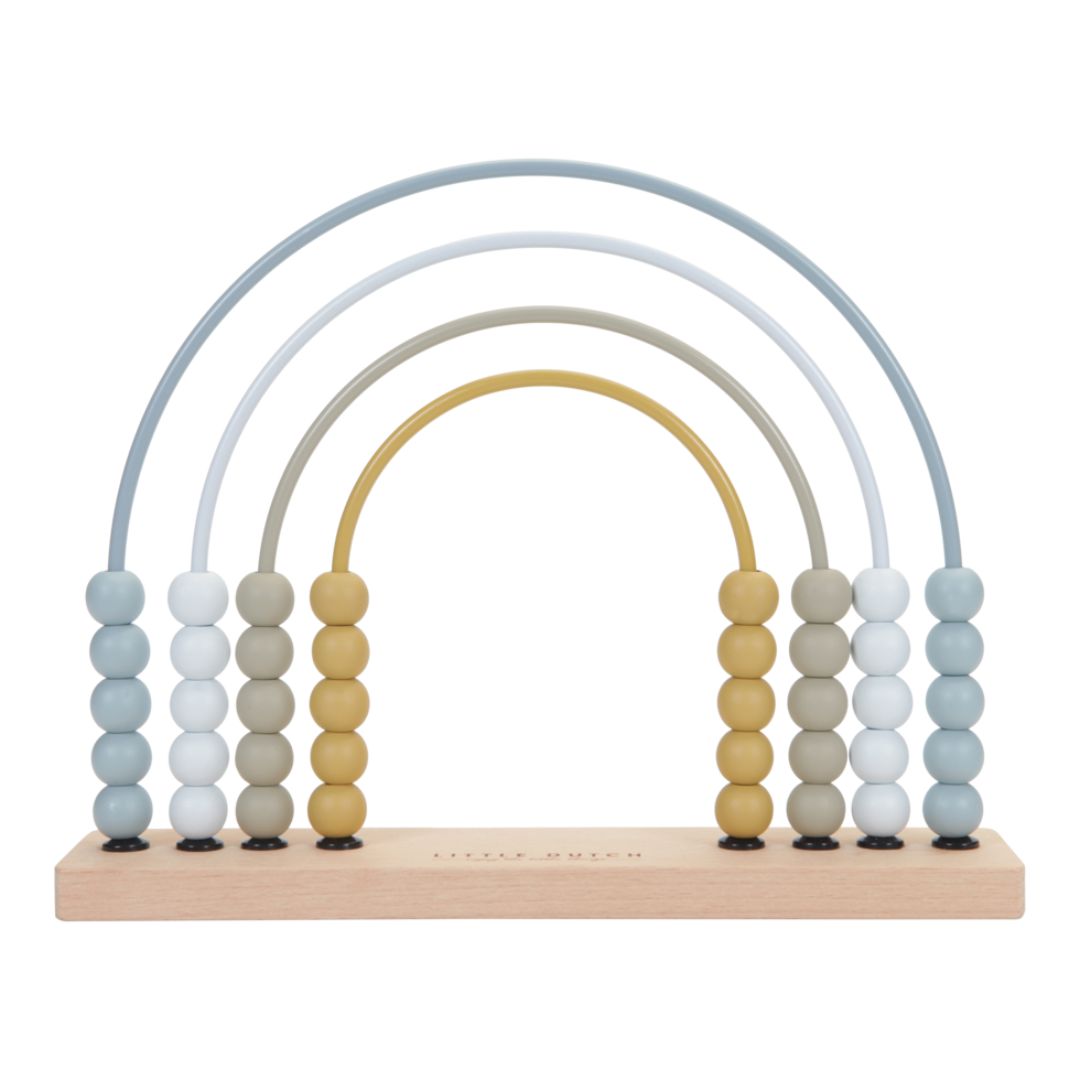 blå kugleramme formet som regnbue med træperler fra Little Dutch, set forfra, perfekt til læring og udvikling af børns finmotorik.