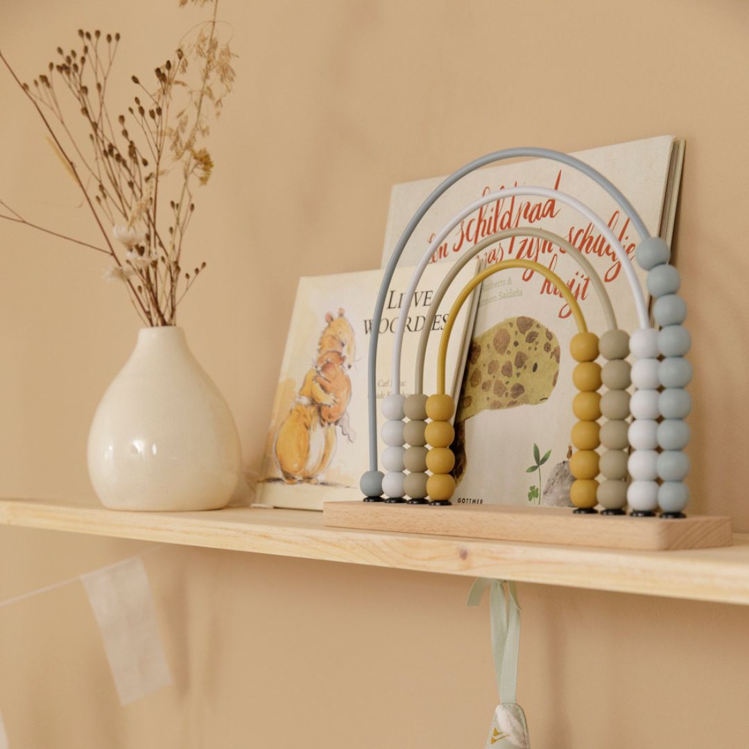 blå regnbue kugleramme med træperler fra Little Dutch, står på hylde, perfekt til læring og udvikling af børns finmotorik.