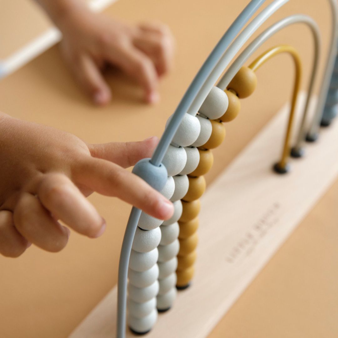 blå regnbue kugleramme med træperler fra Little Dutch, set tæt på, perfekt til læring og udvikling af børns finmotorik.