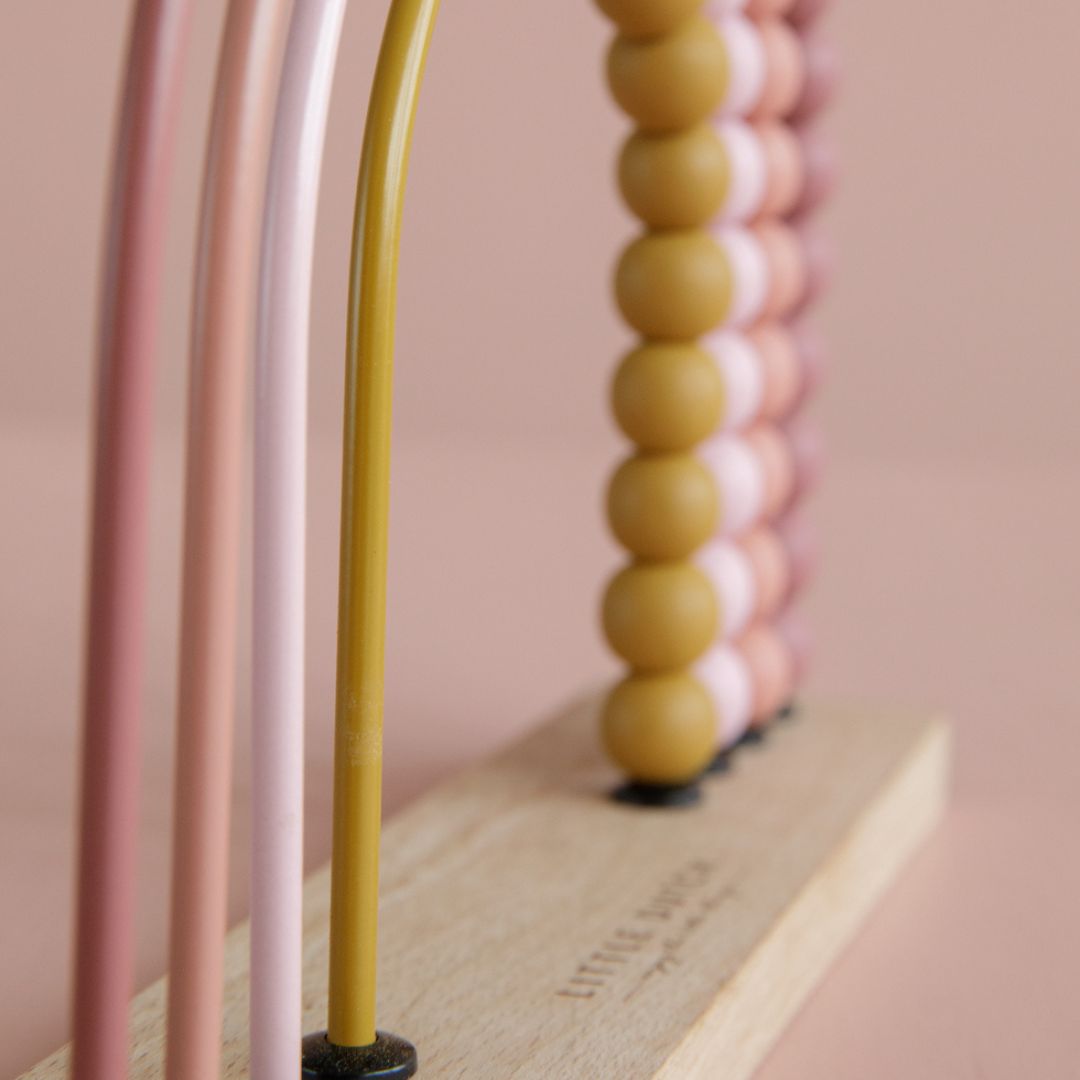 Rosa kugleramme formet som regnbue fra Little Dutch set tæt på, fås hos Nordic Simply