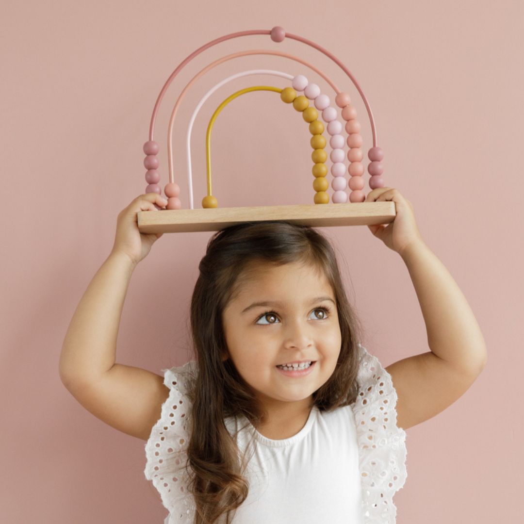 Pige med regnbue kugleramme på hovedet