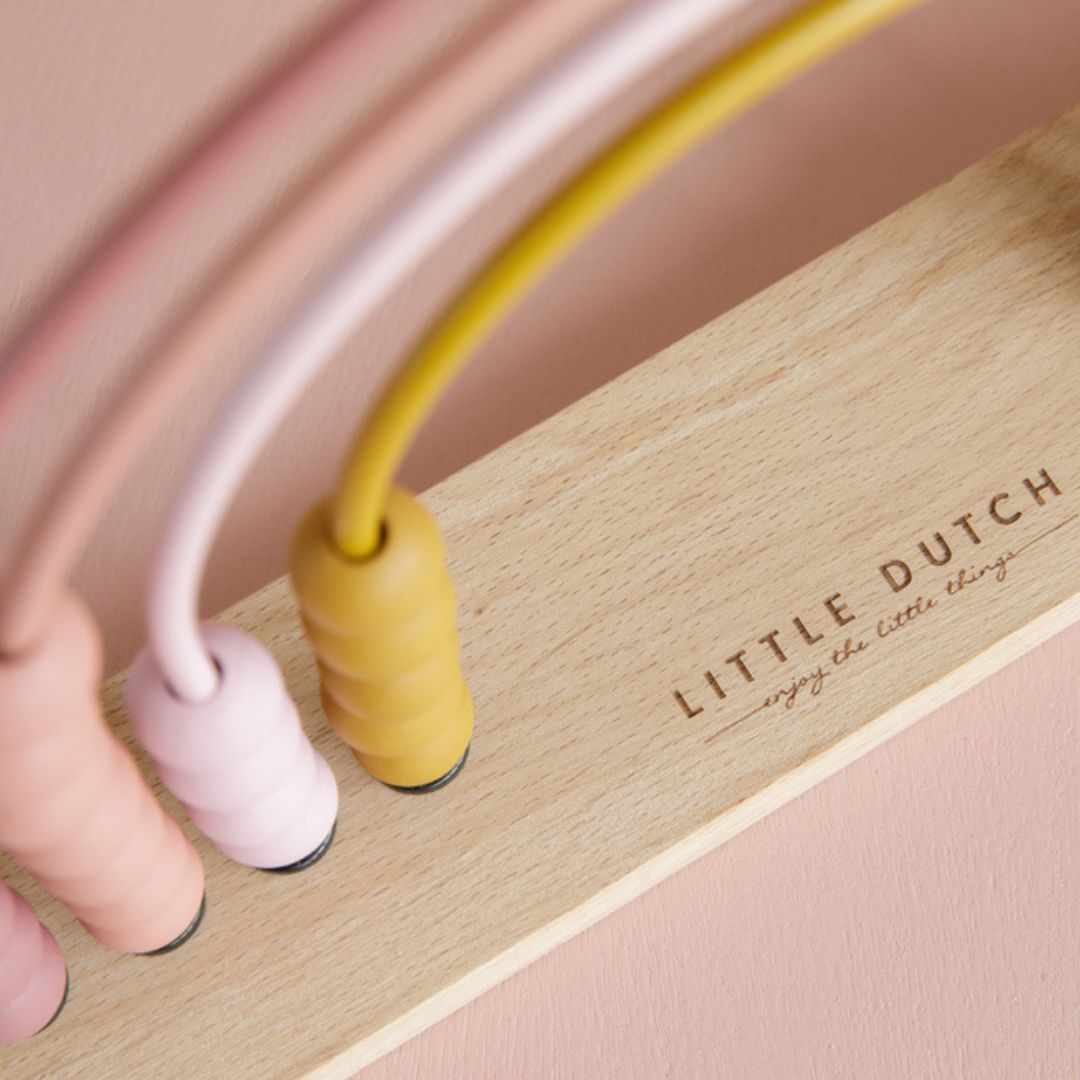 Smuk regnbue kugleramme i rosa fra Little Dutch, set tæt på, fås hos Nordic Simply