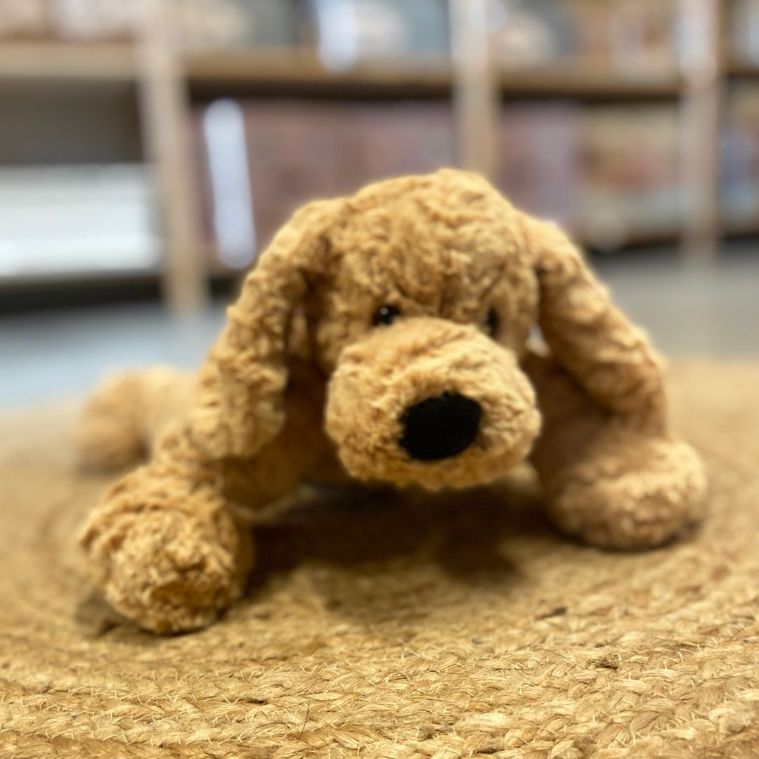 Lys beige Labradoodle bamse hund, som ligger, slasket bamse, set tæt på, til leg og fantasi for børn 0-10 år fra Teddy Hermann fås hos Nordic Simply