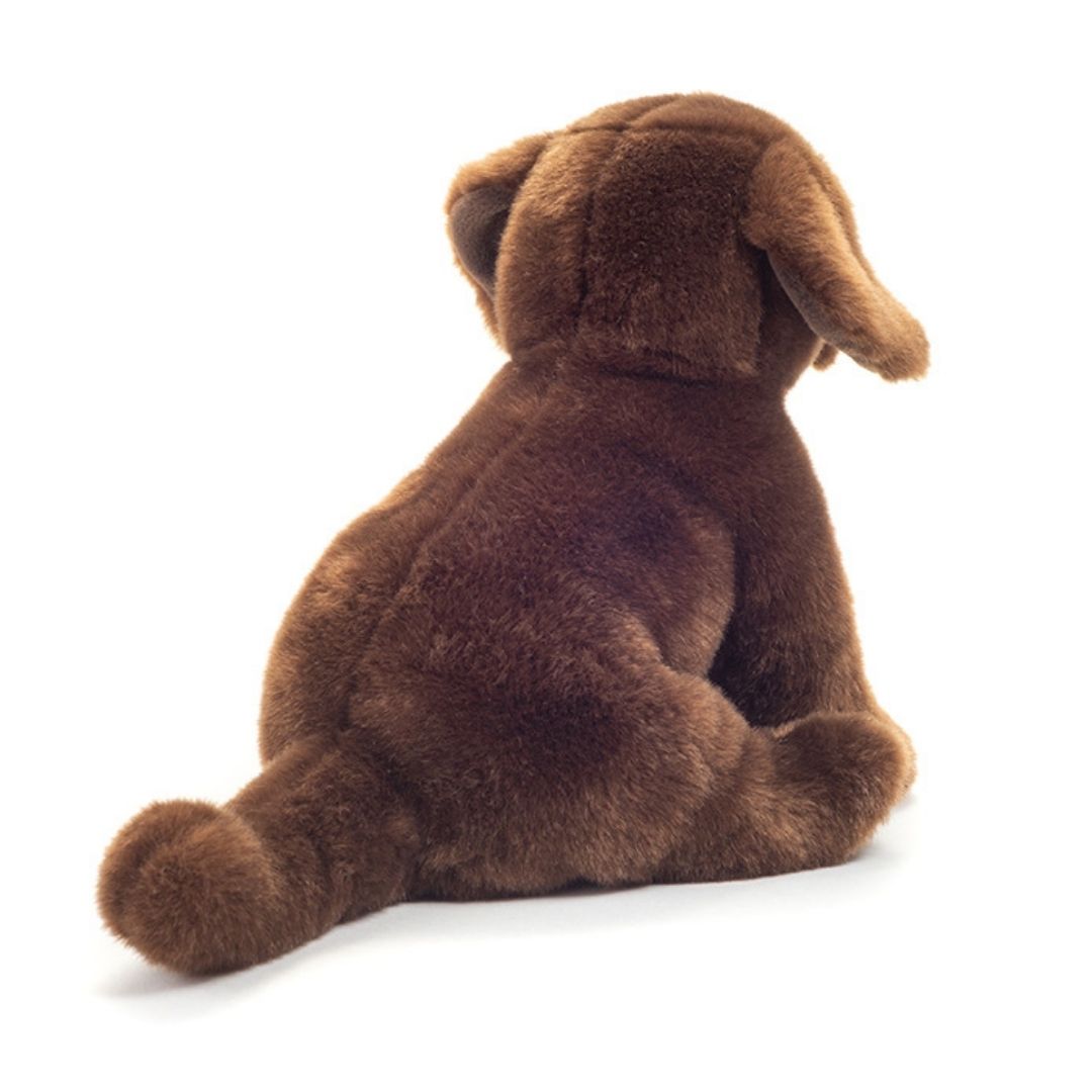 Labrador hvalp, bamsehund i brun, der sidder ned , set bagfra,fra Teddy Hermann fås hos Nordic Simply