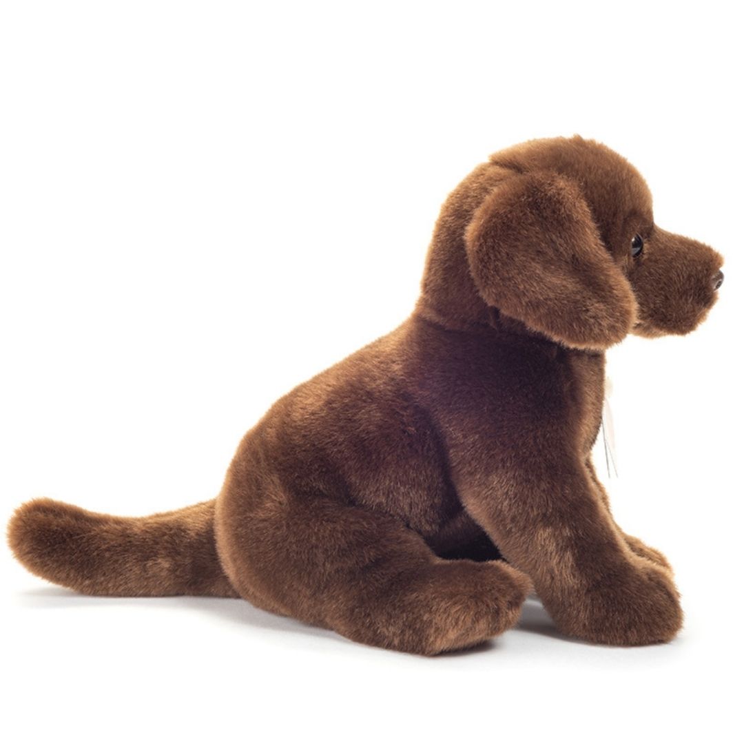 Labrador hvalp, bamsehund i brun, der sidder ned, set fra siden, fra Teddy Hermann fås hos Nordic Simply