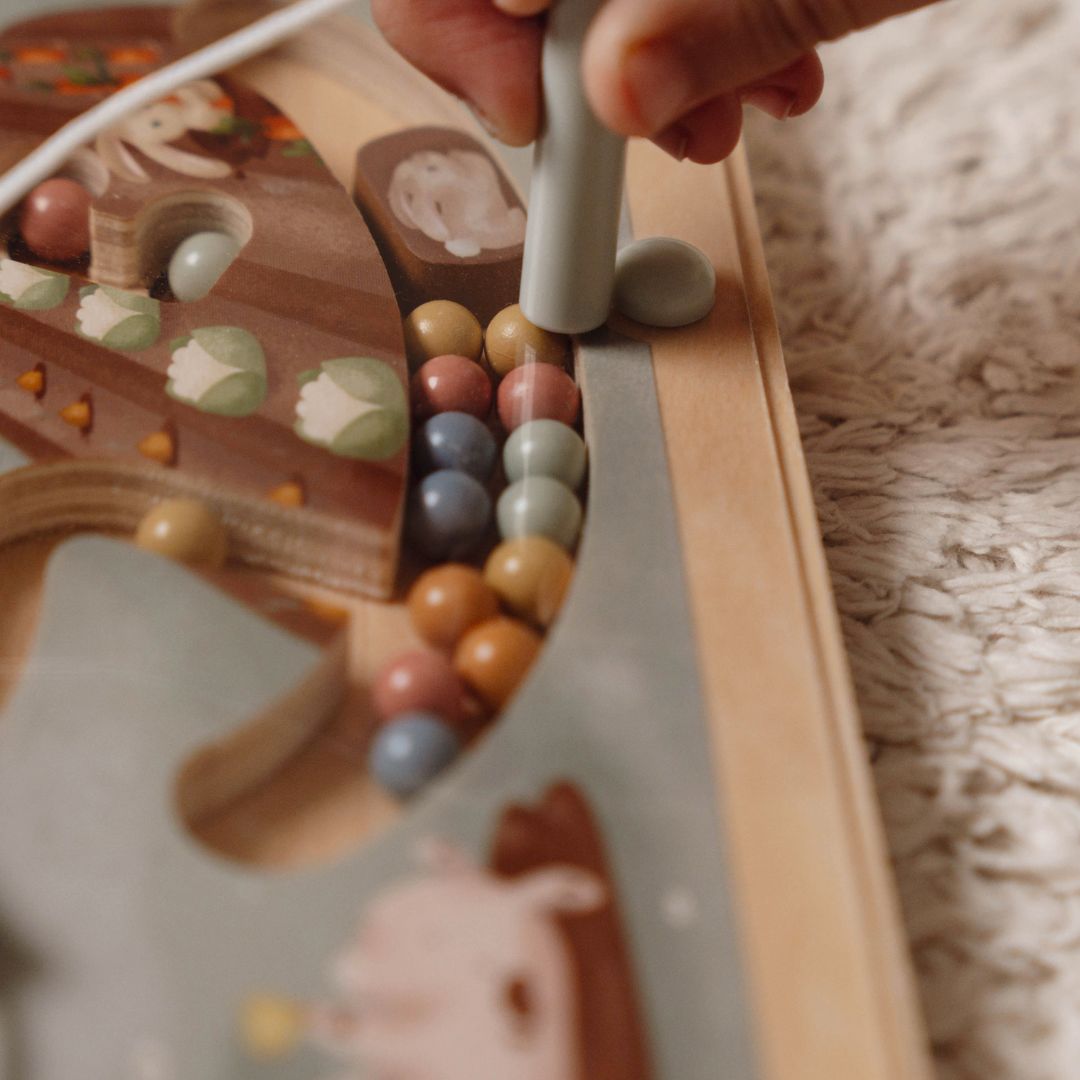 Hænder leger med magnet labyrint med bondegård fra Little Dutch til leg, finmotorik og fordybelse, fås hos Nordic Simply