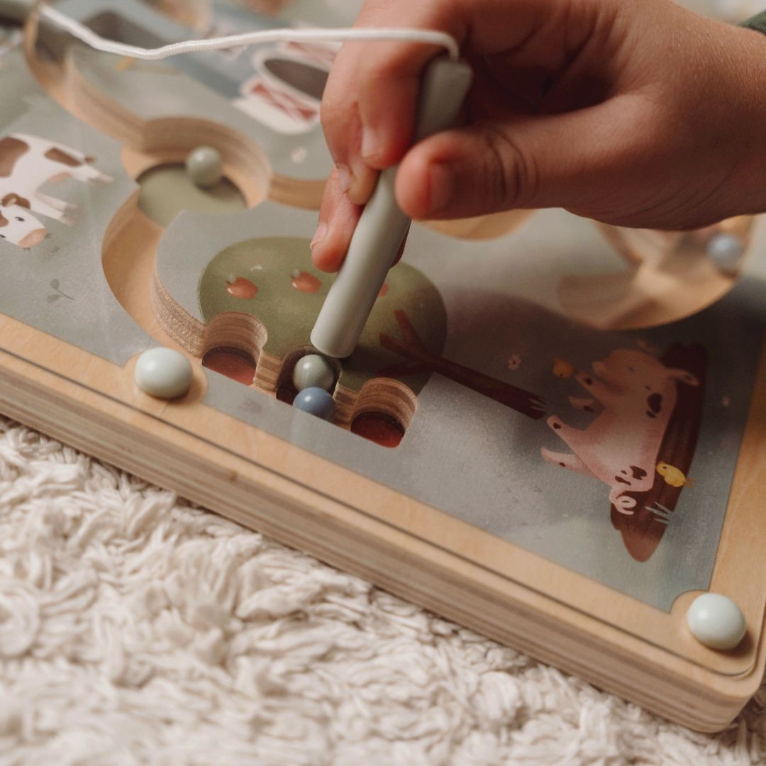 Hænder leger med magnet labyrint med bondegård fra Little Dutch til leg, finmotorik og fordybelse, fås hos Nordic Simply