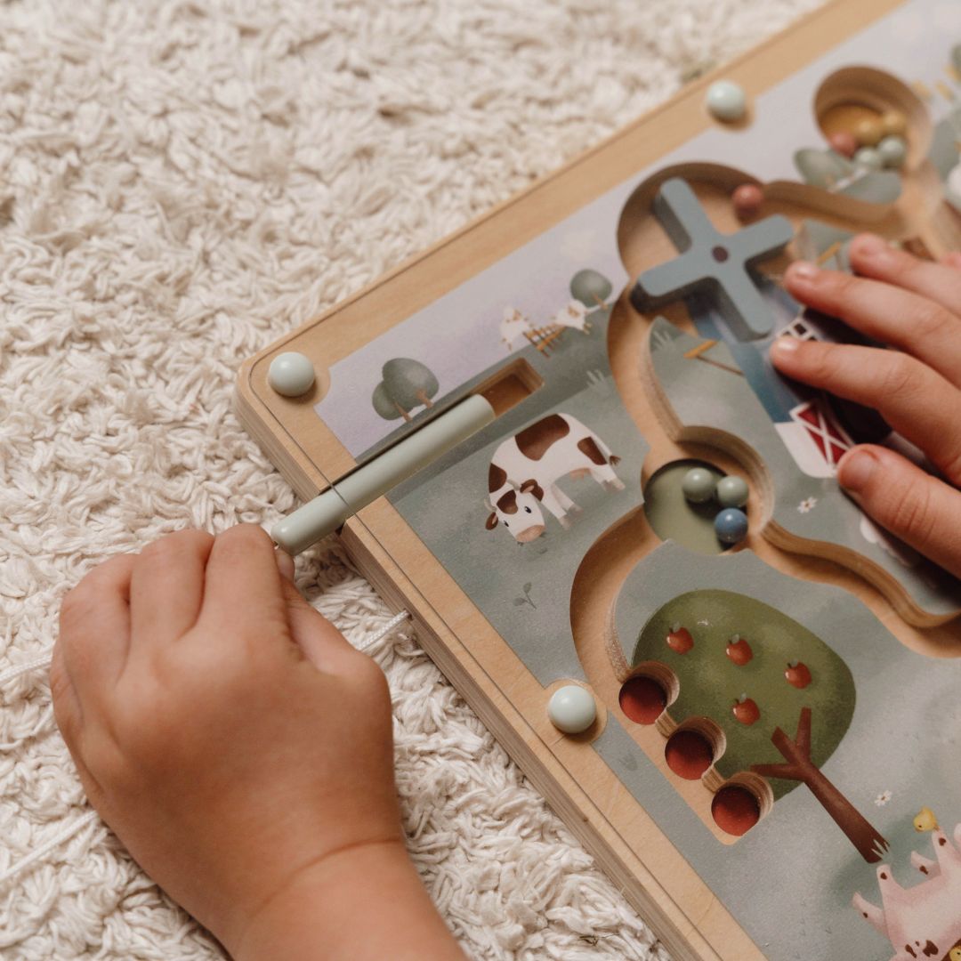 Magnet labyrint med bondegård fra Little Dutch, set tæt på, til leg, finmotorik og fordybelse