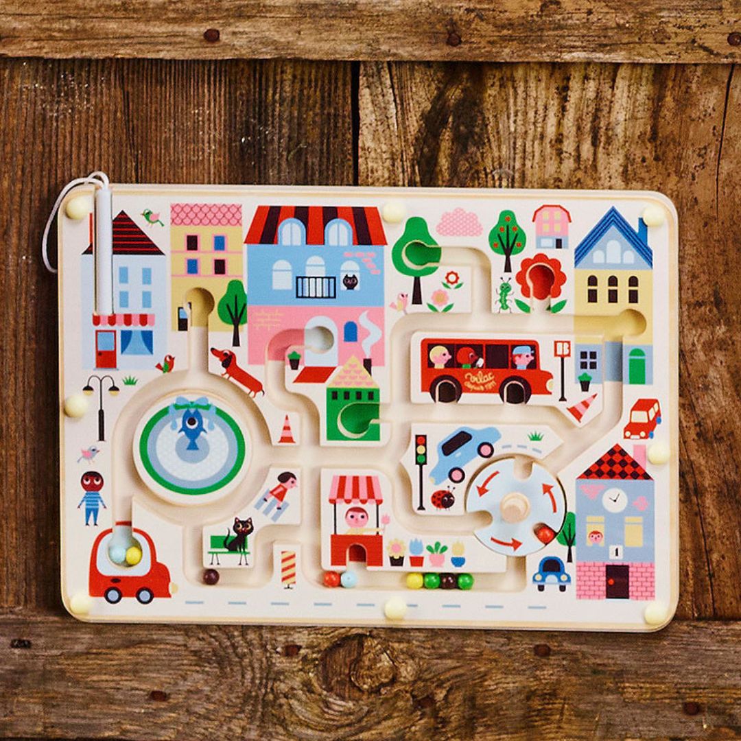 Labyrintspil med magneter og motiver af byen, set på mørk baggrund i træ, godt legetøj til finmotorik og fordybelse til børn fra 2 år og op fra Vilac fås hos Nordic Simply