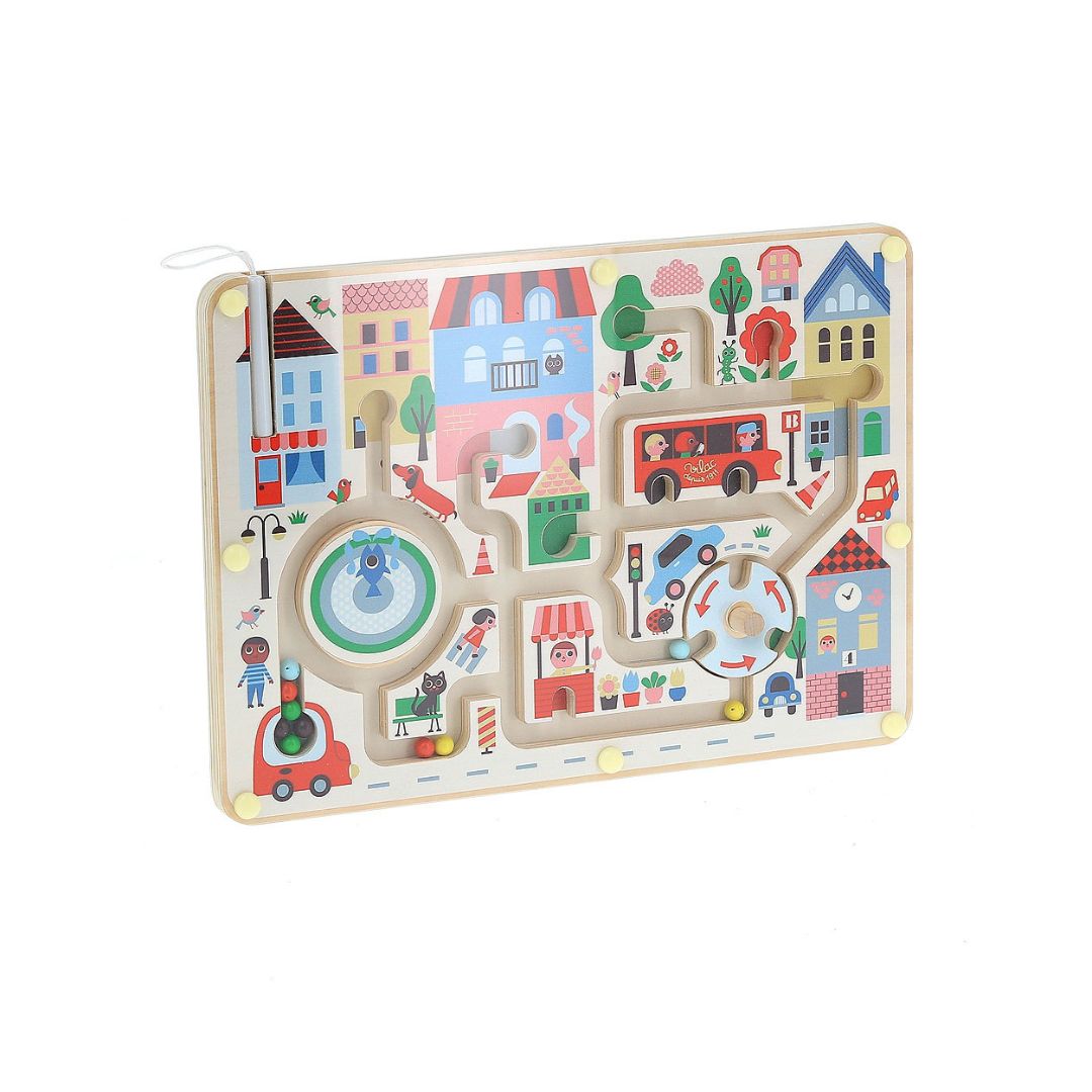 Labyrintspil med magneter og motiver af byen, god til finmotorik og fordybelse til børn fra 2 år og op fra Vilac fås hos Nordic Simply