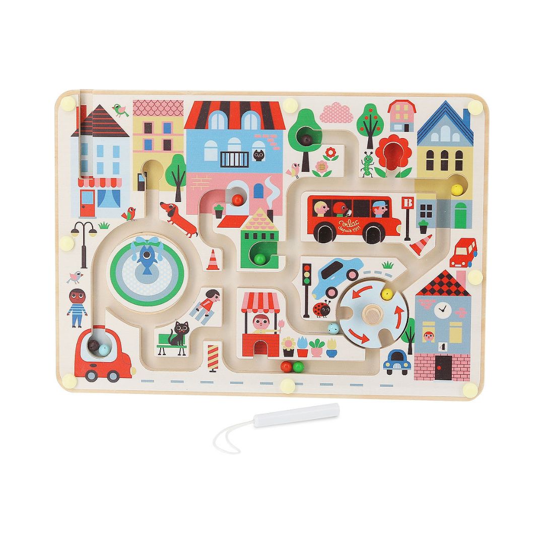 Labyrintspil i træ med magneter og motiver af byen, set på hvid baggrund, perfekt til finmotorik og fordybelse til børn fra 2 år og op fra Vilac fås hos Nordic Simply