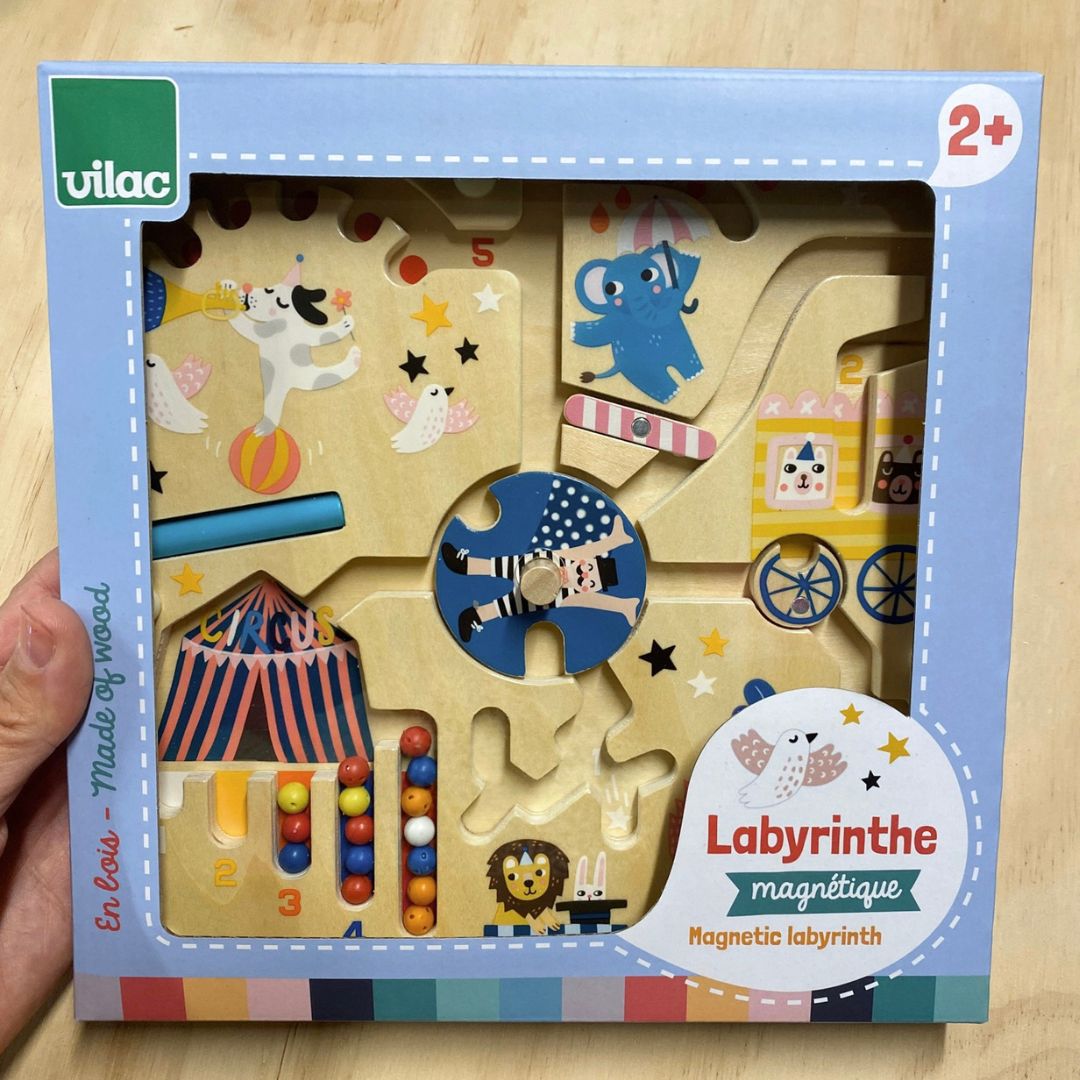 Æske med labyrintspil i træ med magneter og motiver af cirkus, perfekt til finmotorik og fordybelse til børn fra 2 år og op fra Vilac fås hos Nordic Simply