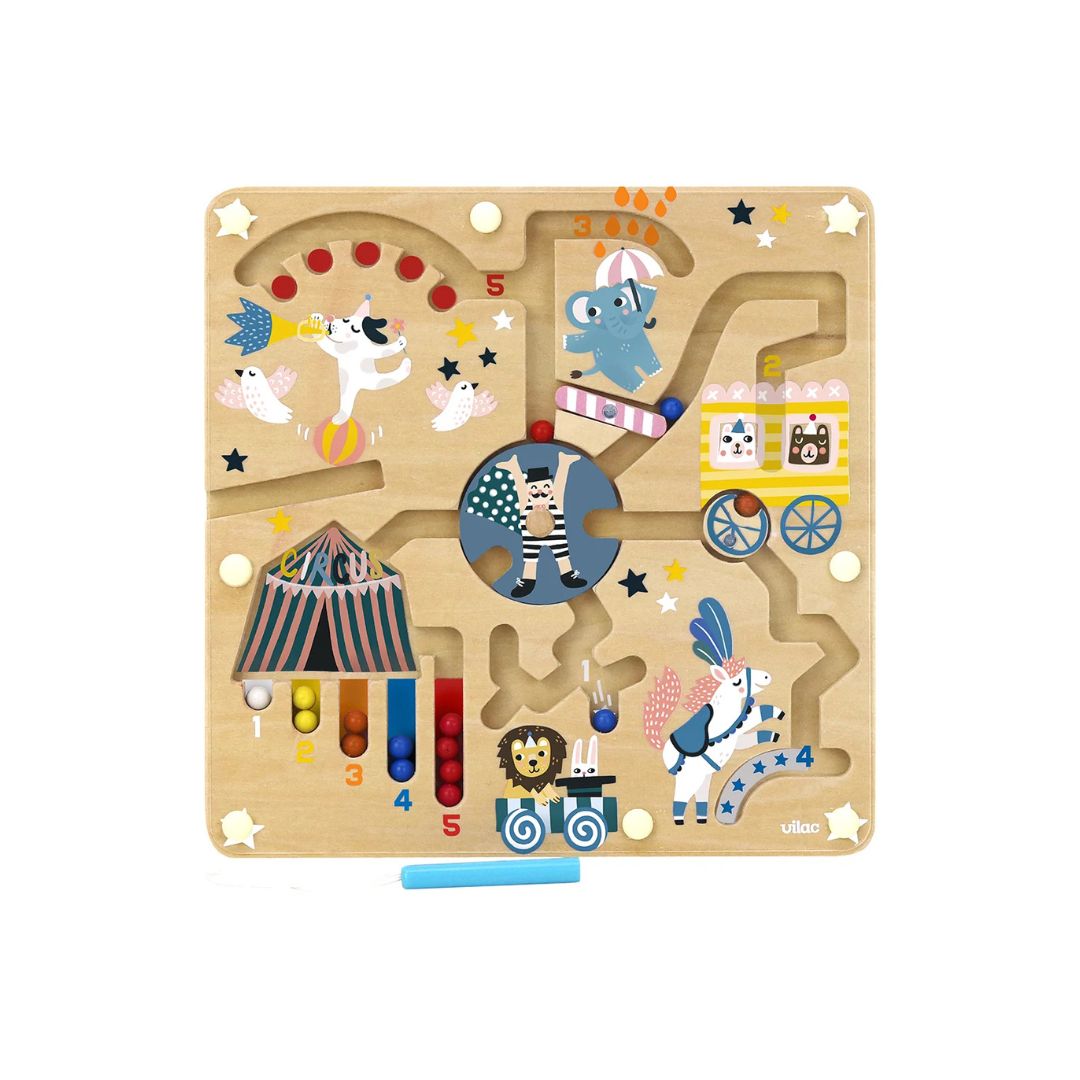 Labyrintspil i træ med magneter og motiver af cirkus, god til finmotorik og fordybelse til børn fra 2 år og op fra Vilac fås hos Nordic Simply