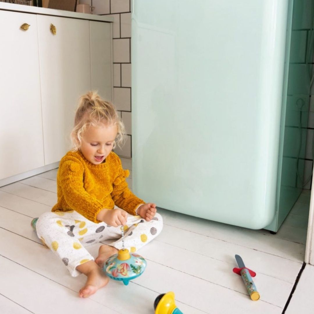 Pige sidder på gulv med legetøj fra Scratch blandt andet legetøjsdolk med dyr fra junglen, fås hos Nordic Simply