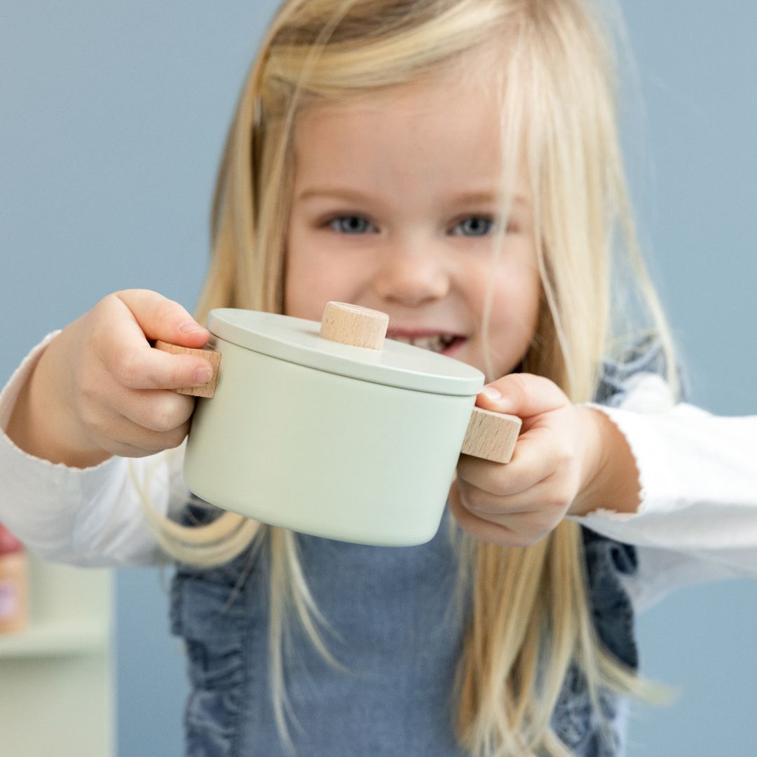 Pige leger med gryde fra Little Dutch Mini legekøkken