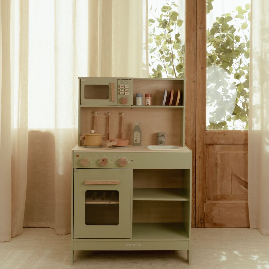 Legekøkken i træ fra Little Dutch, komplet med mikroovn, perfekt til rolleleg som kok og bager.
