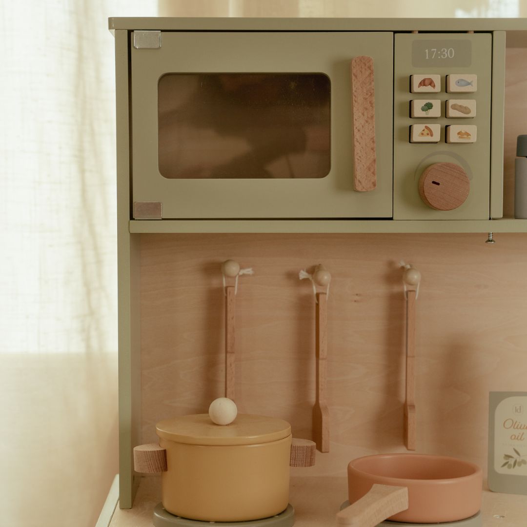 Legekøkken i træ fra Little Dutch med mikroovn og legetøjsudstyr til rolleleg som kok eller bager.