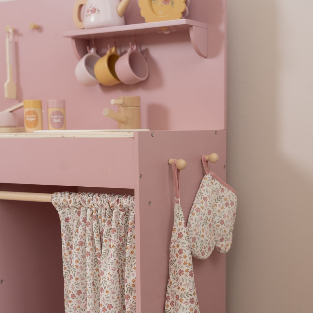 Rosa legekøkken med tilbehør set tæt på, detaljeret billede af det smukke pink udstyr, der medfølger til Little Dutch legekøkken