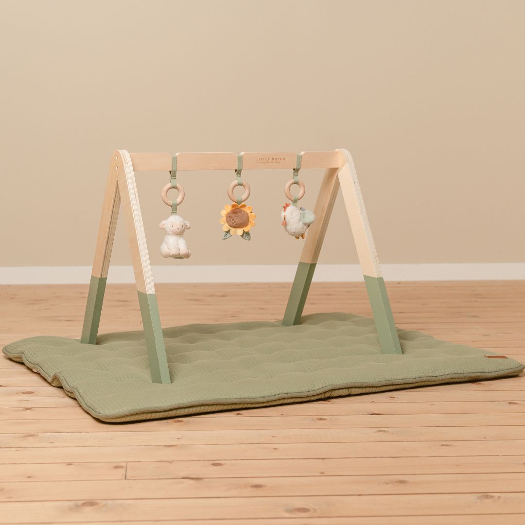 Oliven farvet legetæppe under aktivitetsstativ fra Little Dutch, fås hos Nordic Simply