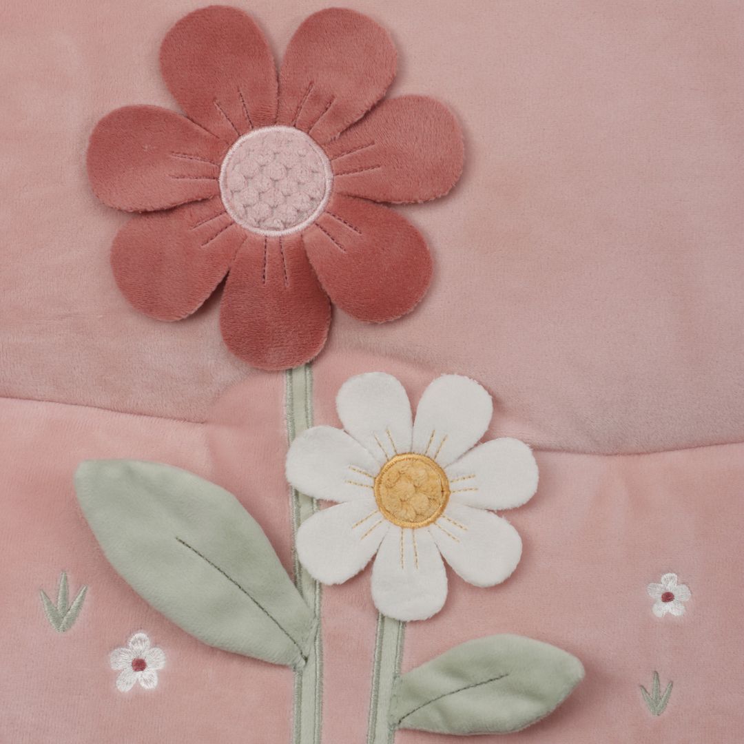 Legetæppe til baby med aktiviteter at opdage og sanse, rosa legetæppe, her ses blomster, god til baby fra 0 måneder, fra Little Dutch
