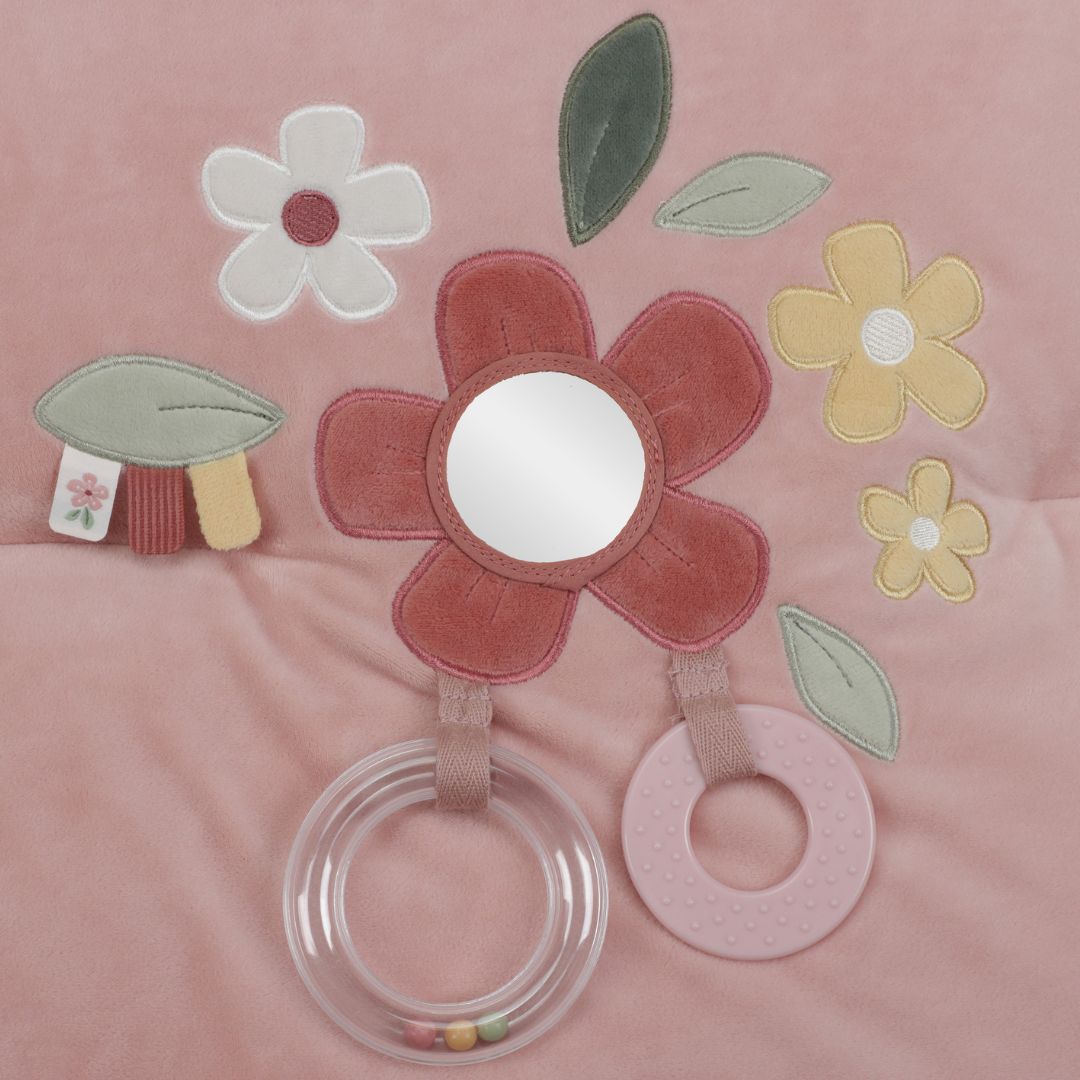 Legetæppe til baby med aktiviteter at opdage og sanse, rosa legetæppe, her ses rådyr, god til baby fra 0 måneder, fra Little Dutch