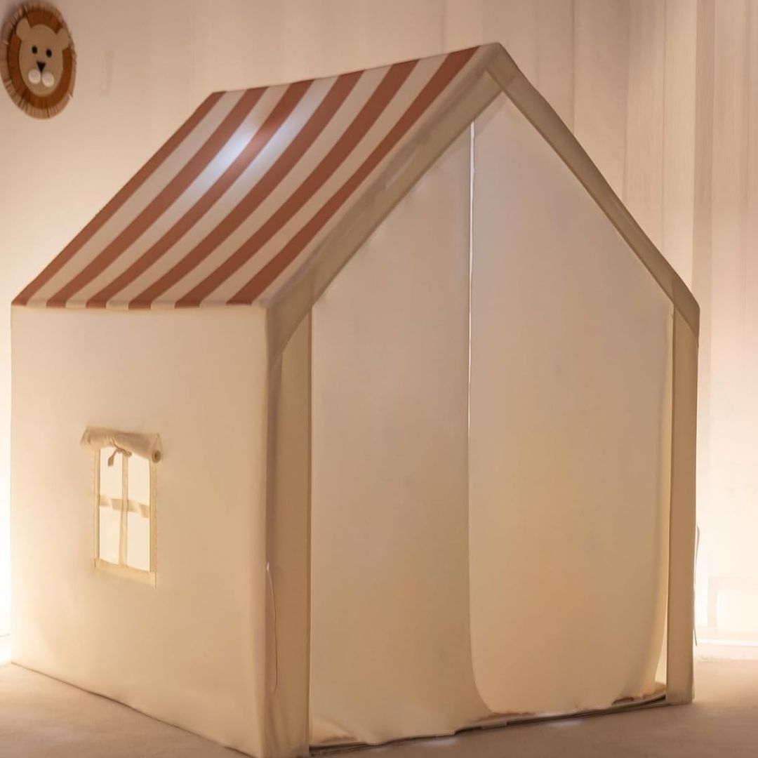 Legetelt stort, beige med stribet tag - et hyggeligt legeunivers for børn med plads til fantasien.