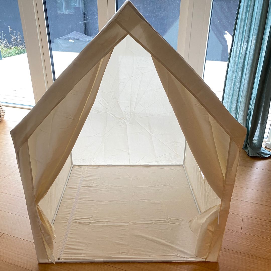 Legetelt stort, beige med stribet tag - et perfekt legetelt til børn til fantasifuld leg og hyggelige stunder.