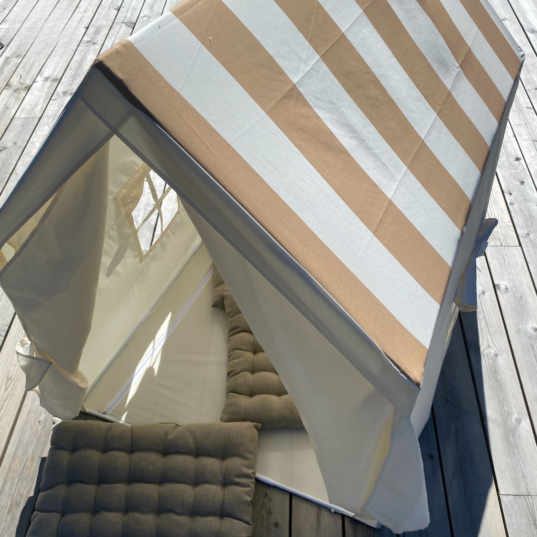 Legetelt stort, beige med stribet tag - et hyggeligt legetelt her vist med puder indeni.