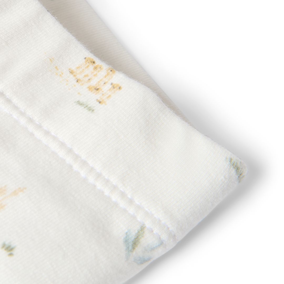 Buksekant set tæt på fra hvide leggings til baby med små motiver af safari og dyr fra savannen i blød økologisk bomuld fra Little Dutch
