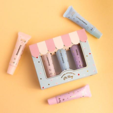 3 tuber med lipgloss i rosa, blå og lilla i blå gaveæske, formet som en lille butik. Naturlig lip gloss til børn fra Oh Flossy Australien fås hos Nordic Simply