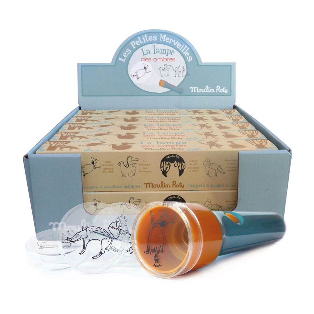 Display med indpakkede lommelygter til børn, med skiver, der kan skiftes ud, så børn og voksne kan fortælle eventyr, fra Moulin Roty fås hos Nordic Simply