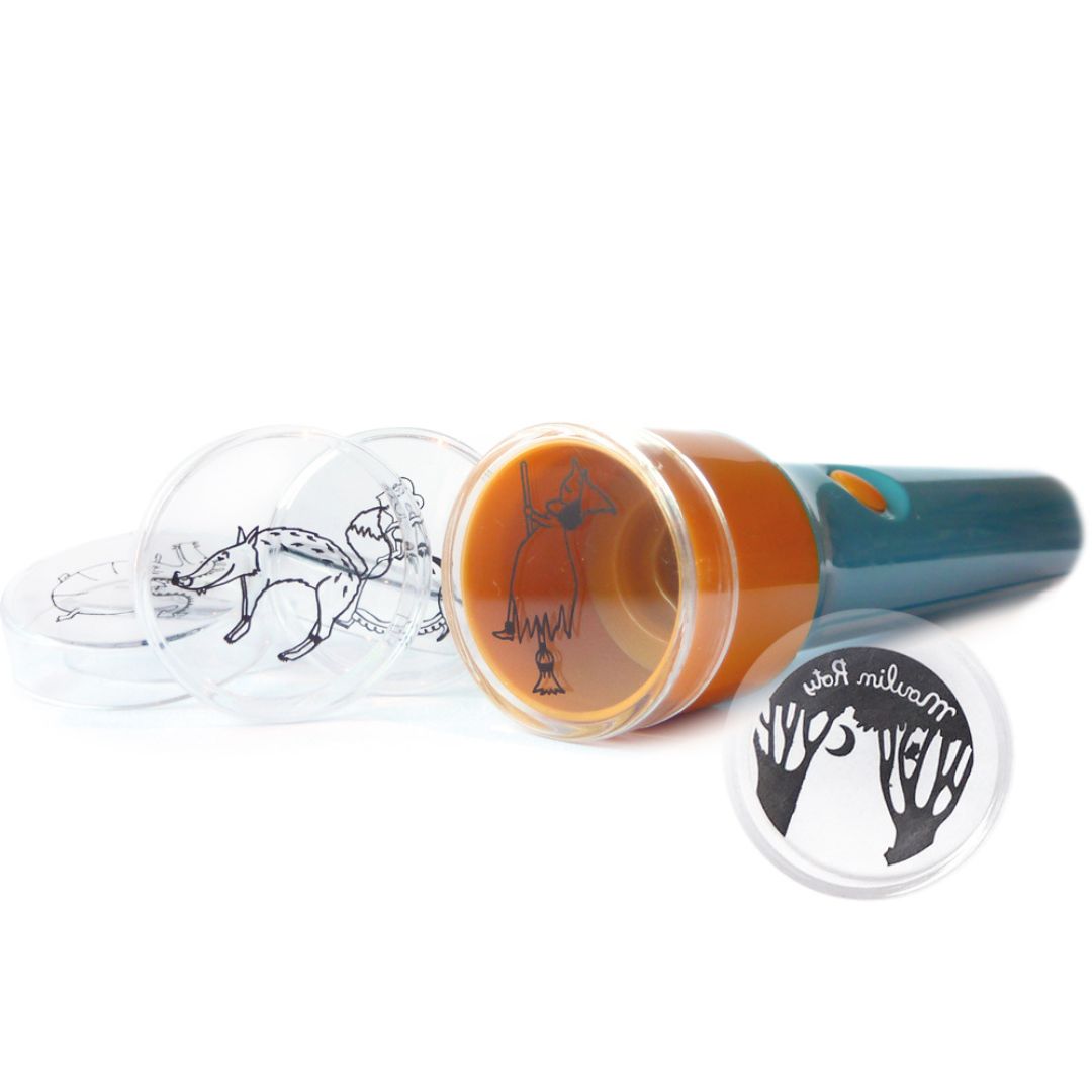 Blå og orange lommelygte til børn, med skiver, der kan skiftes ud, så børn og voksne kan fortælle eventyr, fra Moulin Roty fås hos Nordic Simply