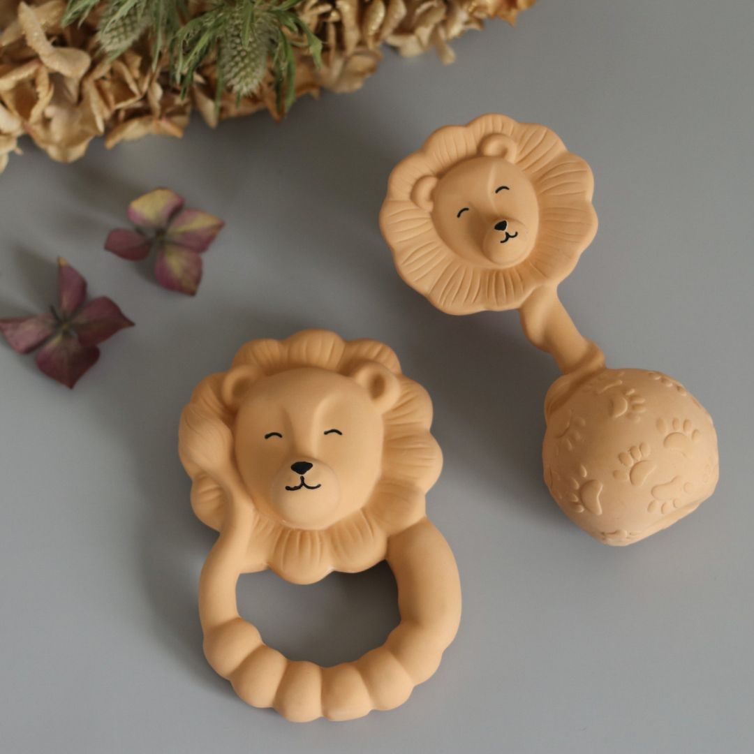 Biderangle i naturgummi med løve fra Natruba hos Nordic Simply – babylegetøj løveformet rangle og bidering på gråt underlag