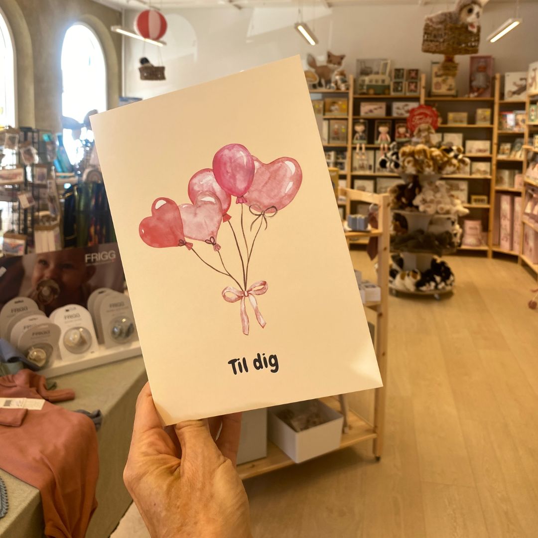 lykønskningskort A5 med motiver af rosa og røde balloner og teksten til dig, Flot dobbeltkort til mange anledninger. Her set holdt i hånd.