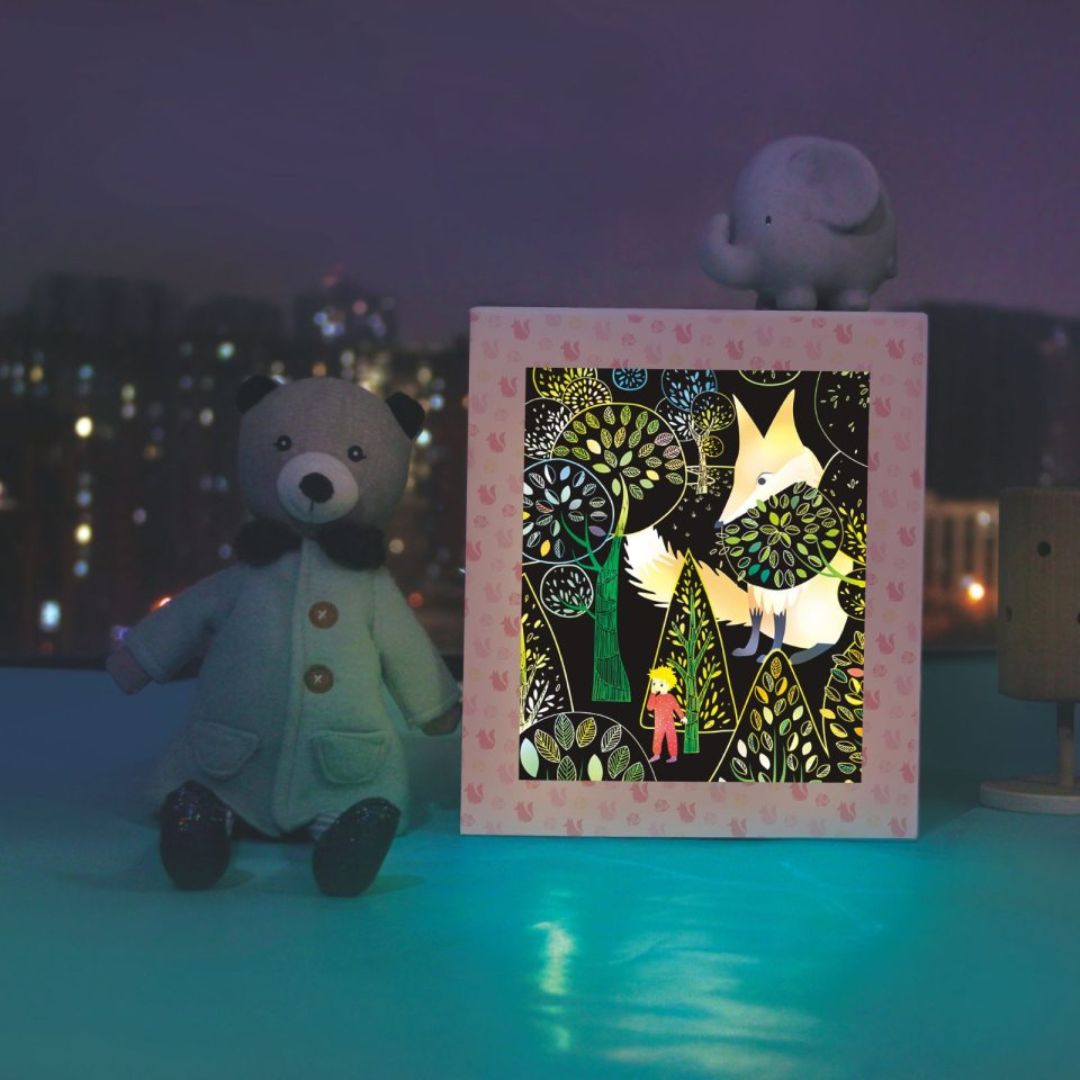 Lyskasse på værelse. Min magiske Rejse lysboks, som dit barn selv kan lave- kreativt legetøj fra Avenir fås hos Nordic Simply