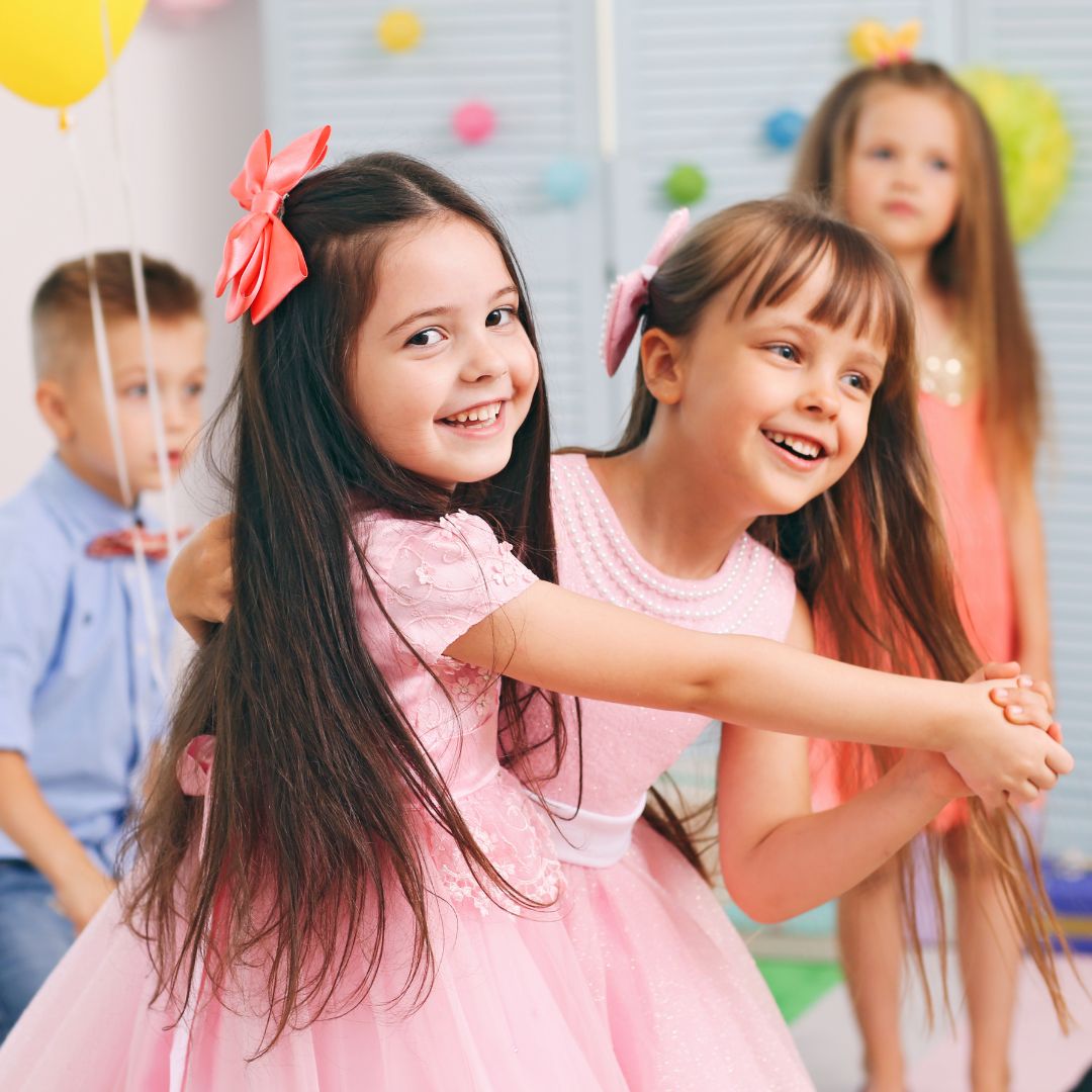 Piger danser til fødselsdag, find små gaver til børnefødselsdag til pige 6-9 år hos Nordic Simply