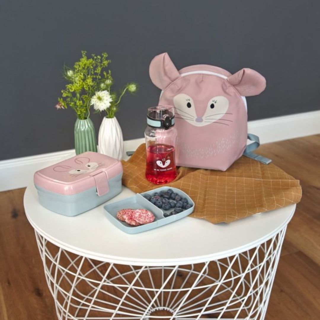 Madpakkesæt med rosa madkasse og drikkedunk med chinchilla fra Lässig, står på bord sammen med rosa rygsæk med i samme serie