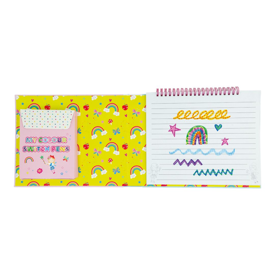 Magisk malebog regnbuer og feer, tryllepen og farverige illustrationer til kreativ leg, set åben, godt rejelegetøj til bilferie og flyrejse