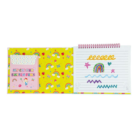 Magisk malebog regnbuer og feer, tryllepen og farverige illustrationer til kreativ leg, set åben, godt rejelegetøj til bilferie og flyrejse