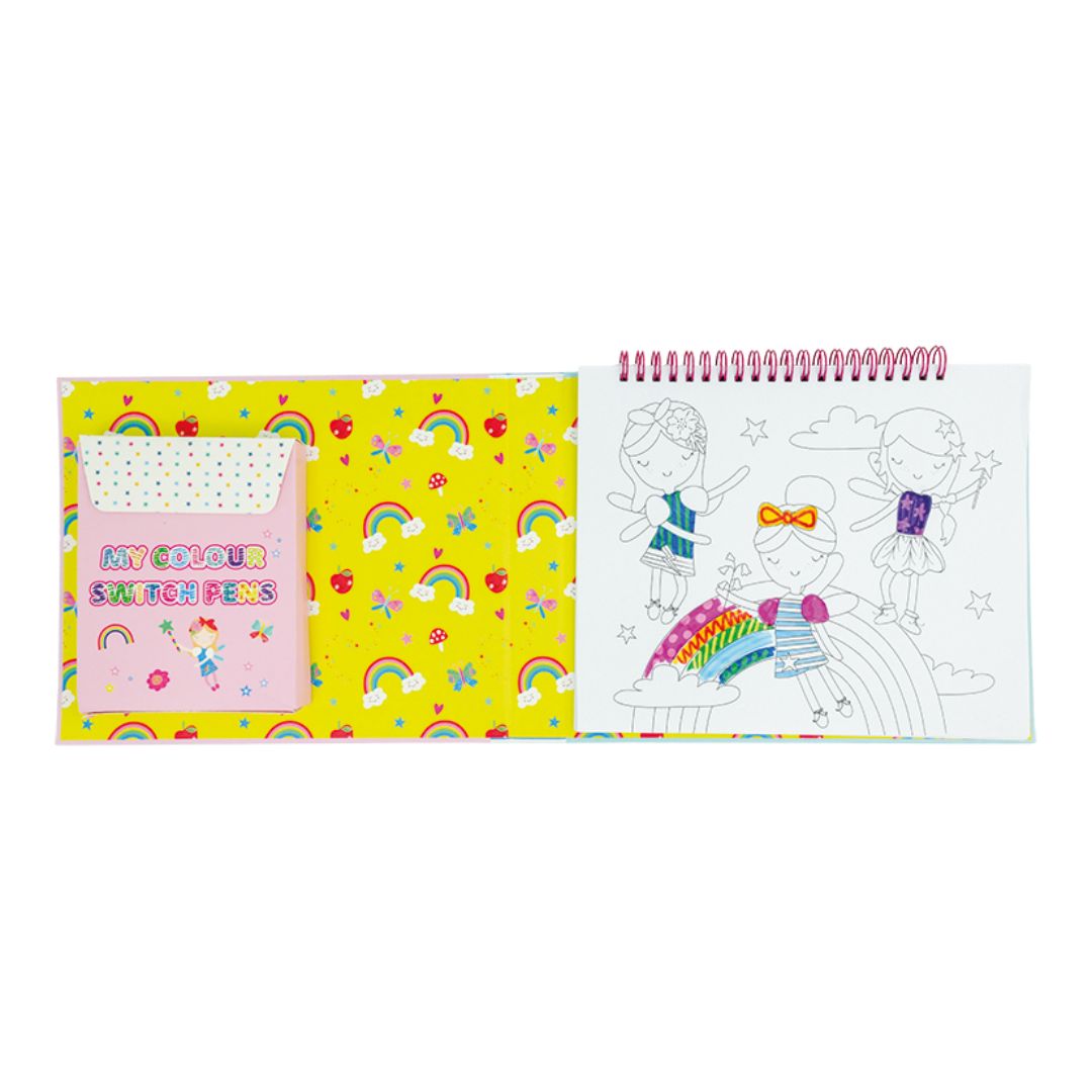 Magisk malebog regnbuer og feer, tryllepen og farverige illustrationer, set åben, godt rejelegetøj til bilferie og flyrejse