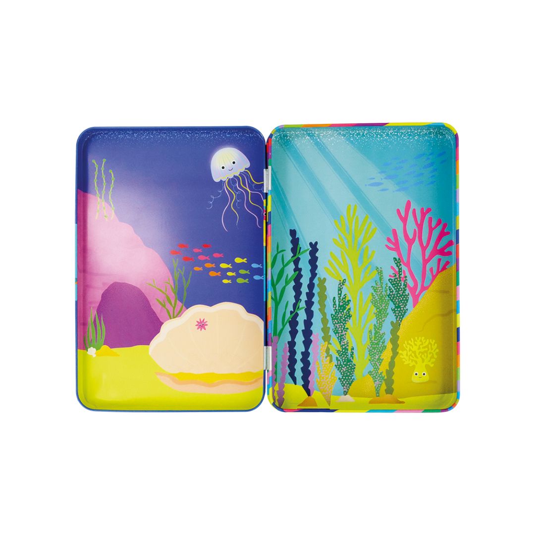 Magnetisk legesæt med havet, fisk og motiver fra stranden, set åbent, godt legetøj til fordybelse, finmotorik og rejser med børn fås hos Nordic Simply